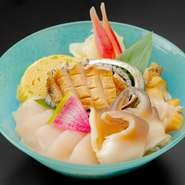 肉厚なアワビ、濃厚な旨みのホタテ、柔らかく甘みのあるホッキ貝を贅沢に使用。それぞれの貝が持つ、異なる食感と風味。素材本来の味を最大限に引き出した、シンプルながらも奥深い味わいを、ぜひご賞味ください。