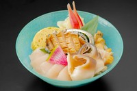 肉厚なアワビ、濃厚な旨みのホタテ、柔らかく甘みのあるホッキ貝を贅沢に使用。それぞれの貝が持つ、異なる食感と風味。素材本来の味を最大限に引き出した、シンプルながらも奥深い味わいを、ぜひご賞味ください。
