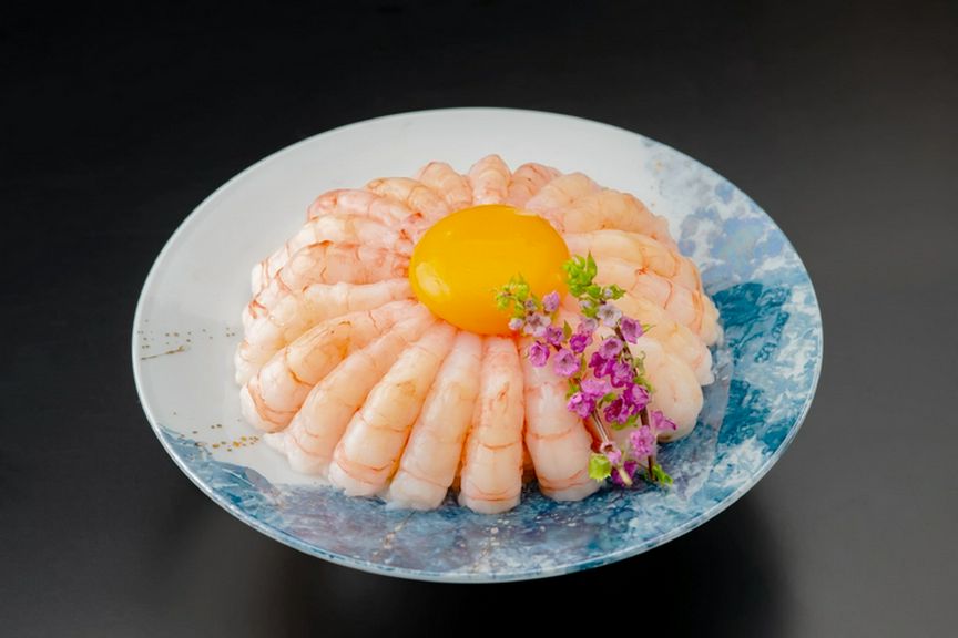 満月のように輝く卵黄が目を引く、甘海老づくしの月見丼『桜』
