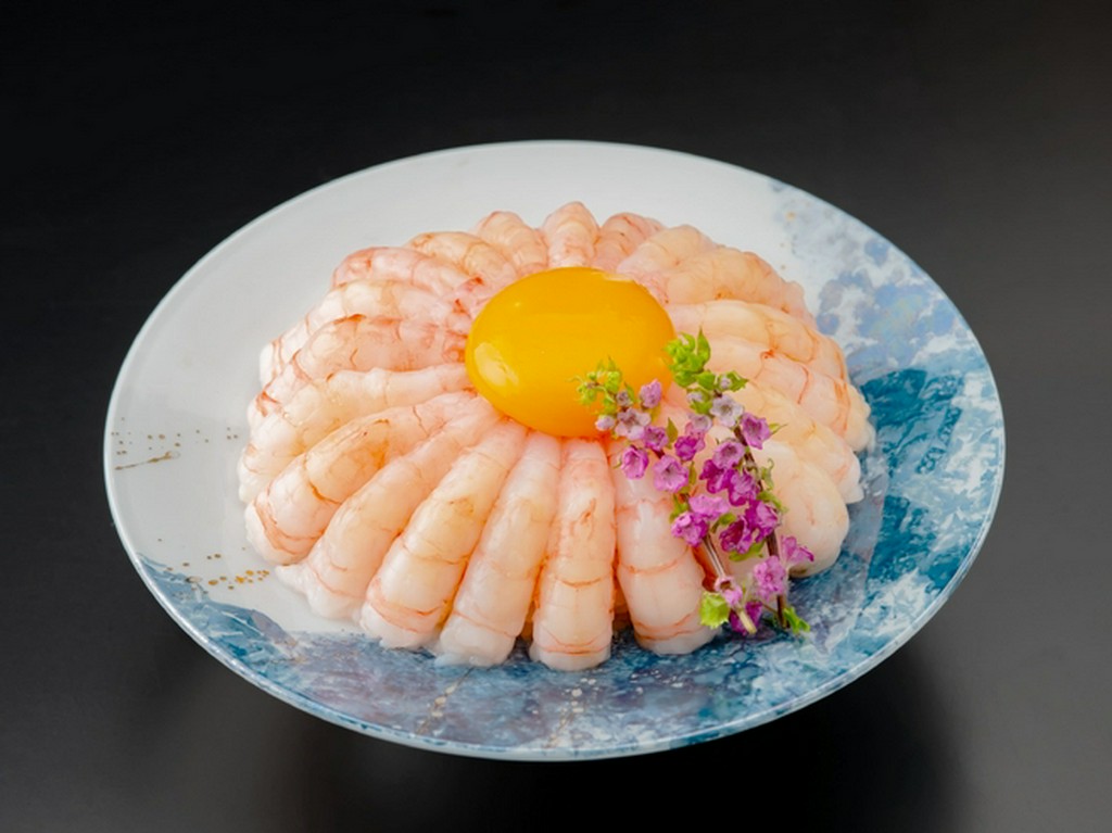 満月のように輝く卵黄が目を引く、甘海老づくしの月見丼『桜』