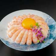甘エビを心ゆくまでご堪能いただける逸品です。丼一面にぎっしりと敷き詰められた甘エビは、まさに圧巻。濃厚な卵黄と絡めれば、まろやかな味わいに。月に見立てた卵とともに、至福のひとときをお愉しみください。