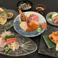 ※飲み物は別となります
※完全予約制となりますので、前日までにご予約をお願いいたします。
※写真は8,000円コースのイメージです。季節や仕入れ状況により内容が異なる場合がございます。