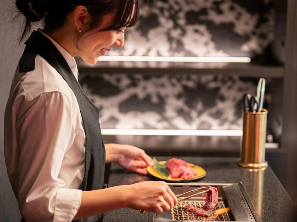 専属焼き師が各席にて対応。一番おいしい焼き加減で提供