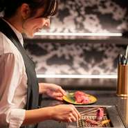 【肉匠八】は、専属焼き師が各席にて対応するのが最大の魅力。焼き師が丁寧に焼き上げた焼肉を、一番おいしいタイミングで提供します。専属焼き師のほか、サービス担当も専属する特別個室も用意されています。