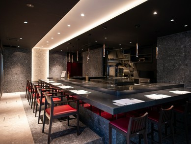 和風モダンの大人空間。ライブ感溢れる人気のカウンター席