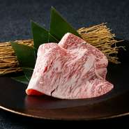 厳選されたA5等級の松坂牛を使用。松阪牛のサーロインは霜降りがびっしり入っています。そんなきめ細やかな霜降りと深いコク、驚くほど柔らかな食感が魅力です。卵黄タレか薬味ポン酢から選べます。