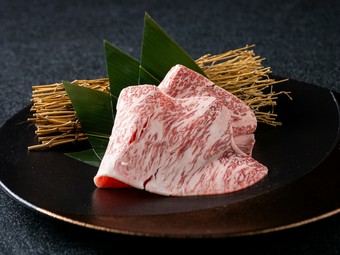 きめ細やかな霜降りと深いコク、驚くほど柔らかな食感が魅力『松坂牛A5等級サーロイン大判　1枚』