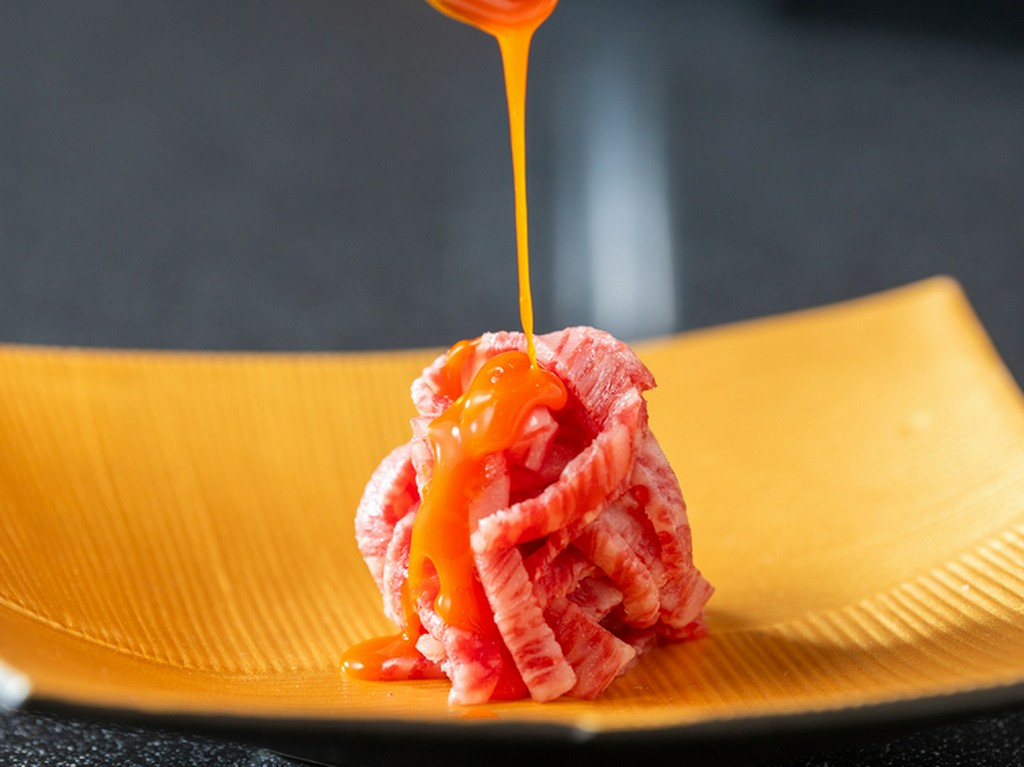 肉本来の旨みを楽しめる。上質でとろけるような味わいが楽しめる一品『和牛ユッケ』