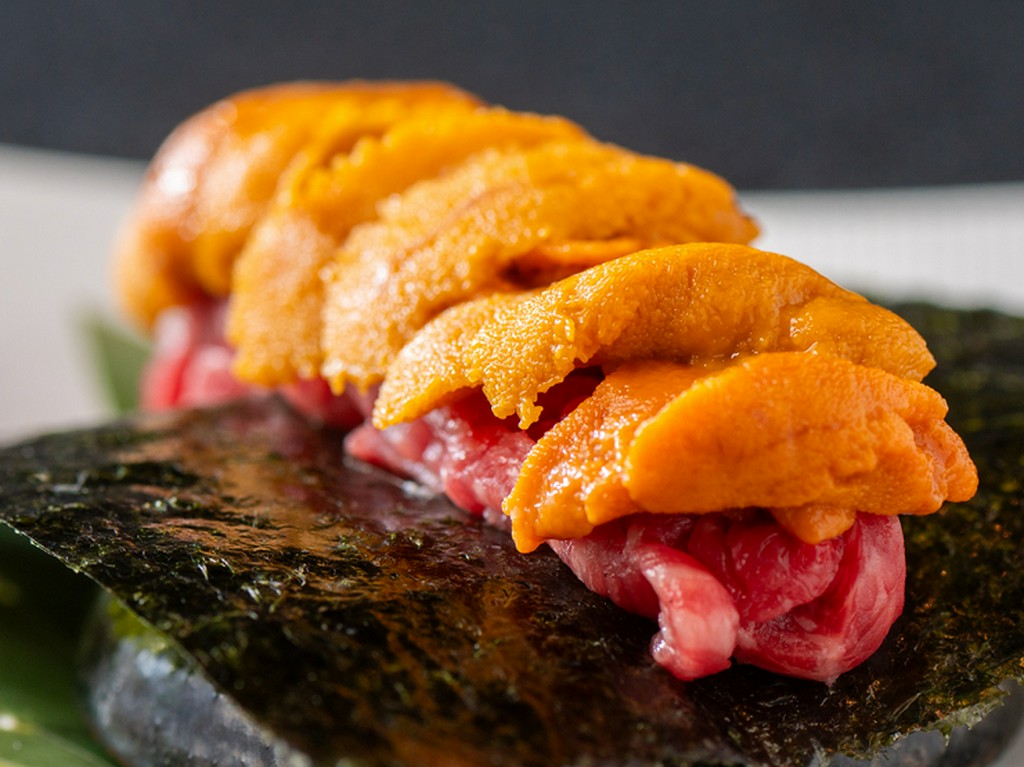 厳選された最高級食材のハーモニーを堪能。雲丹と肉の融合、至高の海苔巻き『名物雲丹ユッケ』