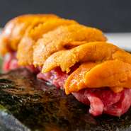 【肉匠八】が誇る看板メニューの一つ。雲丹と肉の融合、至高の海苔巻き、生食ならではの素材の良さを生かした贅沢な味わいを楽しめます。厳選された最高級食材のハーモニーを堪能できます。