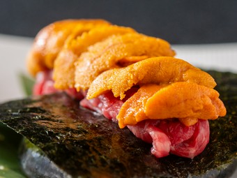 厳選された最高級食材のハーモニーを堪能。雲丹と肉の融合、至高の海苔巻き『名物雲丹ユッケ』