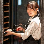 お肉の個性やお客様の好みに合わせて、専属焼き師が一枚ずつ丁寧にお肉を焼き上げる【肉匠八】。ベストなタイミングで提供されるお肉に、ぴったりのワインも多数取り揃えています。