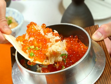 お席で炊き上げる自慢の【釜めし】