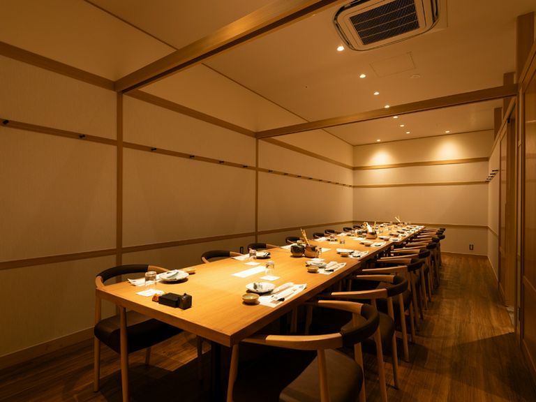 落ち着いた空間で、和の趣を感じる食事のひとときを