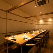 旬の食材を活かした料理が、会話をやさしく引き立てます。大切な顔合わせや接待にもふさわしい、心地良い設えの個室を完備。木の温もりが、穏やかな時間をつくりだしています。