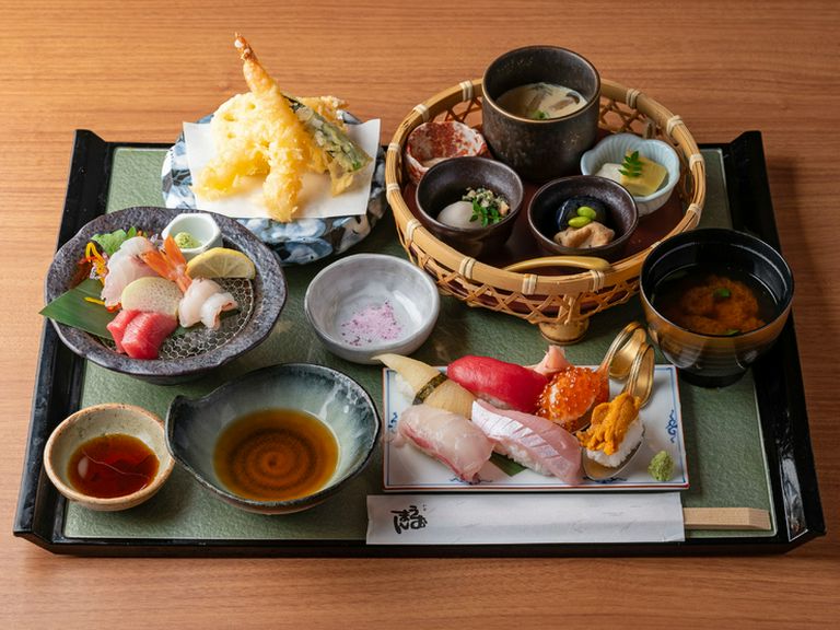季節の恵みを活かした小鉢をはじめ、新鮮な魚介の寿司や刺身、丁寧に揚げた天ぷらが揃う『味覚御膳』