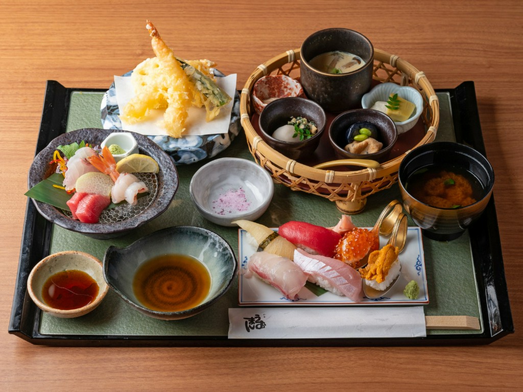 季節の恵みを活かした小鉢をはじめ、新鮮な魚介の寿司や刺身、丁寧に揚げた天ぷらが揃う『味覚御膳』