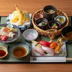 季節の恵みを活かした小鉢をはじめ、新鮮な魚介の寿司や刺身、丁寧に揚げた天ぷらが揃う『味覚御膳』