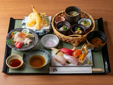 季節の恵みを活かした小鉢をはじめ、新鮮な魚介の寿司や刺身、丁寧に揚げた天ぷらが揃う『味覚御膳』