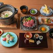 すき焼きをはじめ、天ぷらや刺身など、素材の持ち味を活かした一品が並びます。締めくくりには、香り豊かな鯛御飯を。一年を通じて旬の食材をふんだんに使った料理が、移ろう季節の趣を感じさせてくれます。