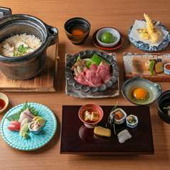 料理人が丹精込めて仕立てる品々は、四季折々の味わいを大切にし、年に四度、趣向を変える『会席料理』