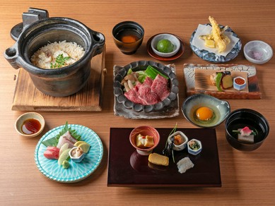 料理人が丹精込めて仕立てる品々は、四季折々の味わいを大切にし、年に四度、趣向を変える『会席料理』