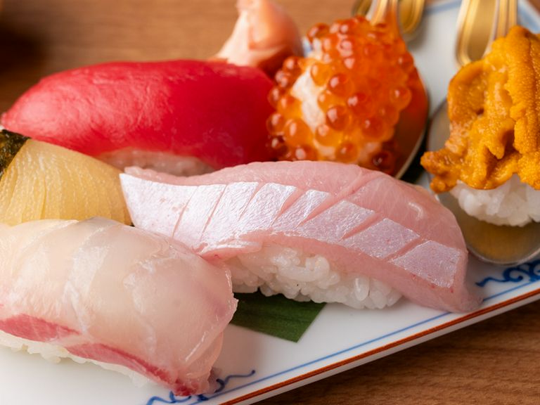 新鮮食材を市場から直送。品質にこだわる毎日の仕入れ