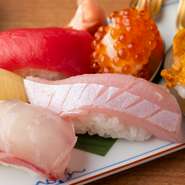 毎日、市場から新鮮な食材を仕入れています。特に、鮪は鮮度と品質にこだわりを持ち、選りすぐりの本鮪を使用。食材の選定においては国産のものを中心に、品質には妥協せず取り扱っています。