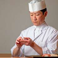 料理をつくる上で大切にしていることは、すべての工程において自分が納得できるものをつくり上げること。盛付けや見た目にもこだわり、料理を目でも楽しめることも心掛けています。