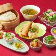 名物の肉まんをはじめ、こだわりの点心や前菜を一度に楽しめる贅沢なセットです。海鮮と野菜の冷製3種から始まり、肉包子、焼売、春巻きといった本格点心が揃い、サラダとスープがバランスよく添えられています。