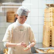 ゲストが「来てよかった」と感じられるよう、スタッフ一人一人が笑顔で迎え、心地よい食事のひとときを提供。訪れた方の記憶に残るお店を目指し、細やかな気配りと温かな雰囲気を大切にしています。