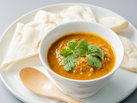 食欲に火を灯す、定番メニューの斬新さ『トマトチーズチキンカレー』