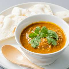 食欲に火を灯す、定番メニューの斬新さ『トマトチーズチキンカレー』