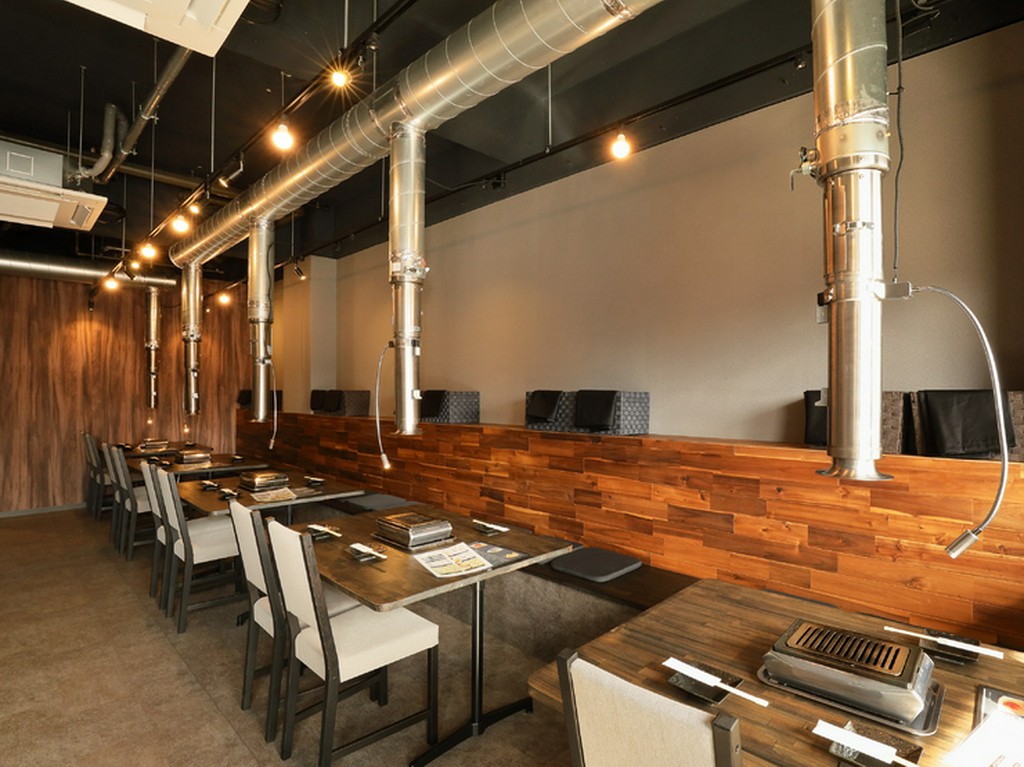 店内は個室2部屋と5つのテーブル席で落ち着いた雰囲気