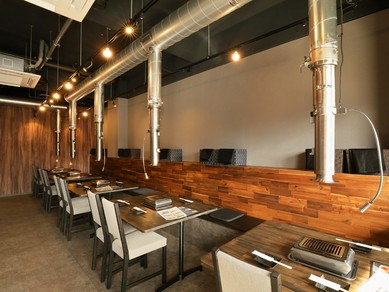 店内は個室2部屋と5つのテーブル席で落ち着いた雰囲気