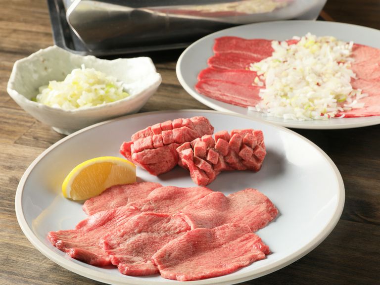 極上の柔らかさ、鮮度抜群の生タンを堪能『厚切りタン』(数量限定)