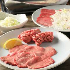 極上の柔らかさ、鮮度抜群の生タンを堪能『厚切りタン』（数量限定）