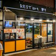 店内にはカウンター席もあり、女性・男性を問わず、お一人様で利用されるユーザーも多いとのこと。Free電源・Wi-Fi完備も嬉しいポイント。仕事終わりや日常のふとした時間での一人飲みもオススメです。