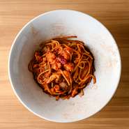 “贅沢パスタ”の人気メニュー。高級剥きオマール海老を使用した贅沢パスタ。チリパウダーなどをブレンドした自家製スパイス“エピス”が味の決め手。別添えで提供もできるため、お子様もお召し上がりいただけます。