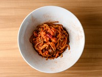 “贅沢パスタ”の人気メニュー。高級剥きオマール海老を使用した贅沢パスタ。チリパウダーなどをブレンドした自家製スパイス“エピス”が味の決め手。別添えで提供もできるため、お子様もお召し上がりいただけます。