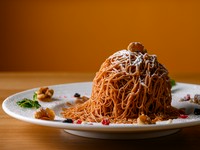 香り高いマロンムースと濃厚ミルクアイスクリームのイタリア風モンブラン。専用の機会を使用し、お客様の目の前で仕上げます。（数量限定メニューとなります）