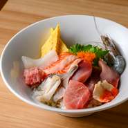 注目の“どんぶりランチ”より、オススメのメニュー。ランチタイム1日限定5食で提供される、特別などんぶりランチ。各地の漁港で水揚げされた鮮度抜群の海の幸をたっぷり楽しめる、贅沢な海鮮丼です。