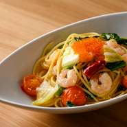 オイルソースをはじめ、バラエティ豊富なパスタよりオススメの逸品。月ごとに食材を変えた、限定ペペロンチーノは毎月変わるお楽しみの一つ。一年を通してオーダーいただける逸品です。