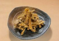 栄養豊富な骨をカラっと揚げた、贅沢おつまみです。
