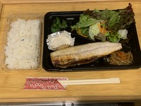 新鮮な旬の焼き魚のお弁当