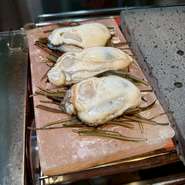 仙鳳趾牡蠣を釧路市昆布森の昆布と岩塩焼き
ぷりぷり牡蠣と昆布の香りと塩味をご堪能下さい