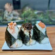 おにぎり
各所 鮭 昆布 梅
鮭     北海道産
昆布 釧路昆布森産
和歌山 しそ梅
