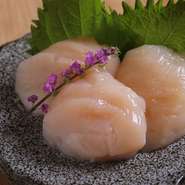 北海道野付産の大粒帆立を仕入れております。肉厚で甘味が広がる帆立の旨味を是非刺身でお楽しみください！今までにはない帆立になるかも！？