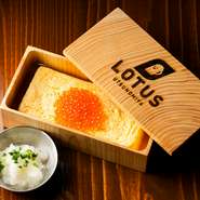 特製のだし巻き玉子を玉手箱にいれてみました！開けてびっくり贅沢ないくらがたっぷり。ぜひご注文ください。