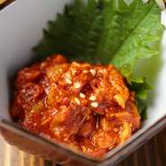 ご注文をいただいてから炊き上げる土鍋ごはんに、ハンバーグをのせました。最後にチーズソースをたっぷりとかけて肉汁とチーズのハーモニーが最高です！